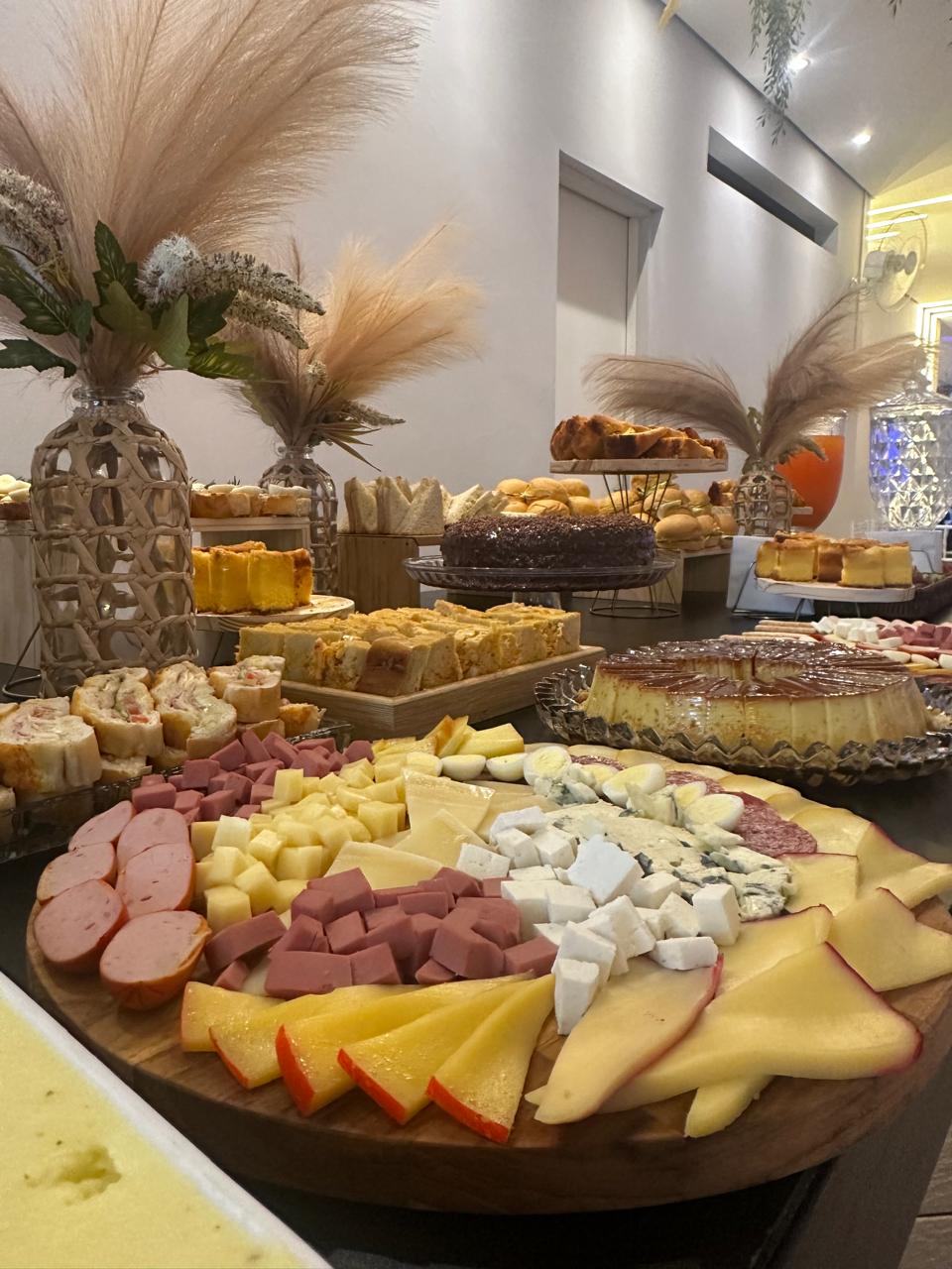 Mesa de brunch com pães, pratos e flores