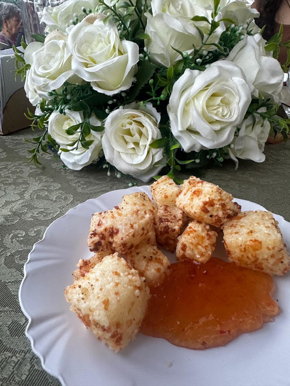 Mesa com flores e dado de tapioca
